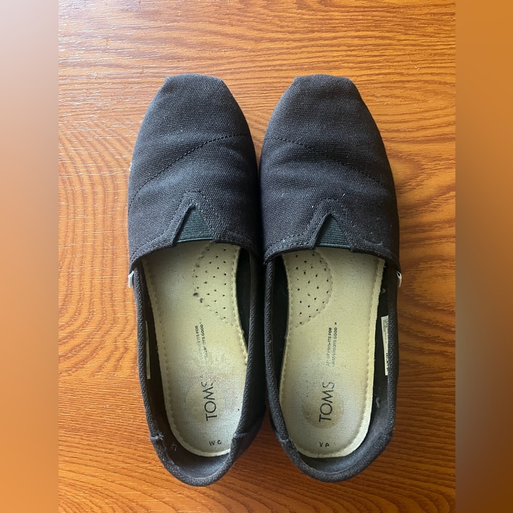 Tom’s Black Canvas Women’s like new Loafer Size 6